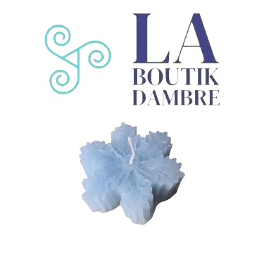 Bougie en forme de feuille, couleur bleu clair, avec le logo de La Boutique d'Ambre.