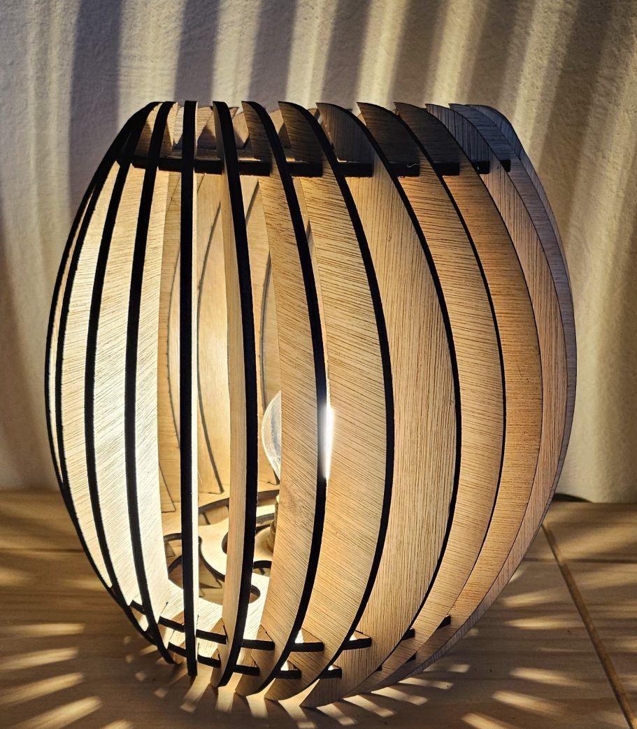 Lampe moderne lamelle en bois