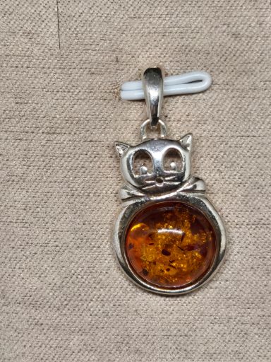 Pendentif chat rond argent et Ambre